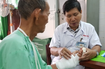 Lần đầu tiên ở Việt Nam nối mạch máu không cần kim khâu